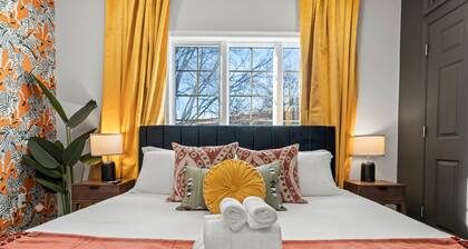 Prime Old City Condo: Free Parking + Skyline Views