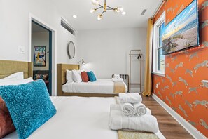 4 habitaciones, escritorio y tabla de planchar con plancha 