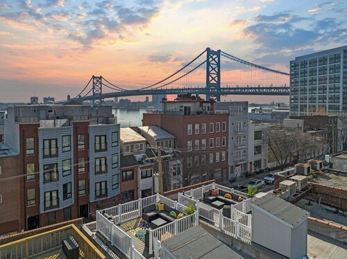 Old City: Parking + City Views- Minutes to Stadium