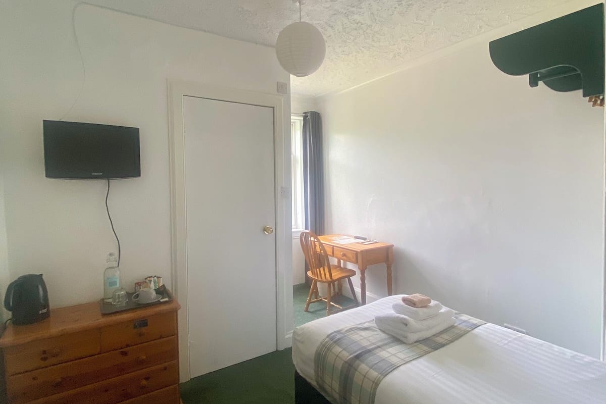 Habitació individual Comfort | Escriptori, cortines opaques, planxa i posts de planxar i wifi gratuïta