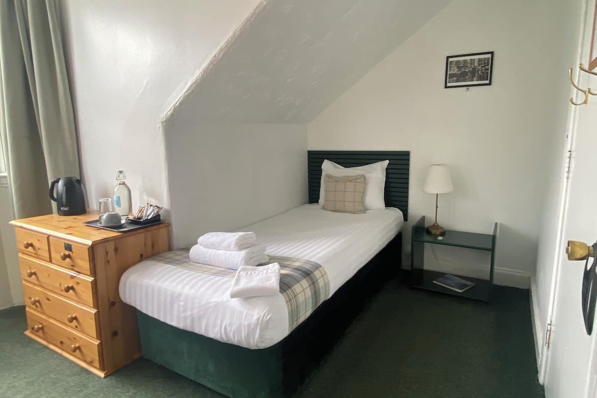 Basic Single Room with Shared Bathroom | Desk, blackout curtains, iron/ironing board, free WiFi
