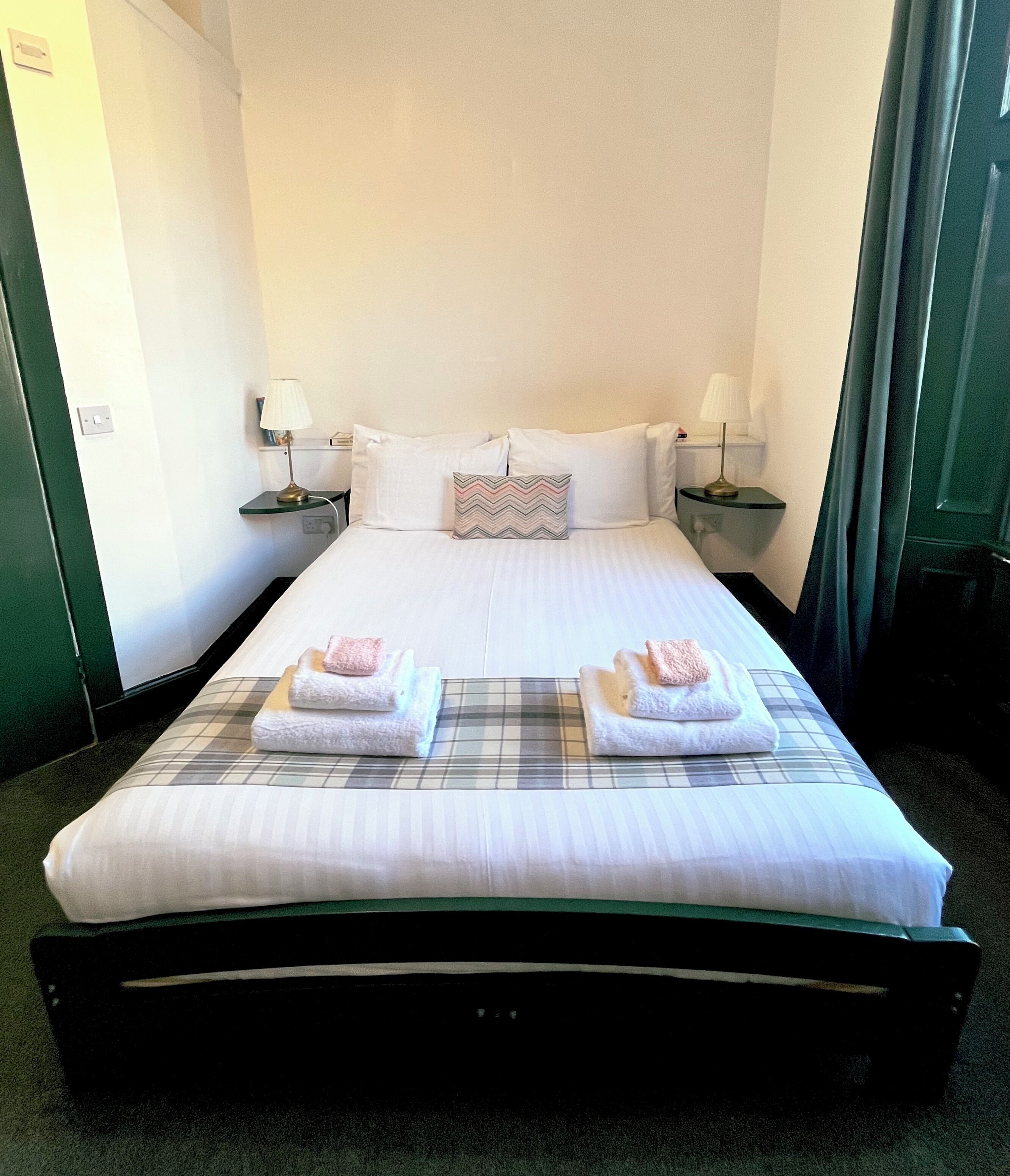 Doppelzimmer | Schreibtisch, Verdunkelungsvorhänge, Bügeleisen/Bügelbrett