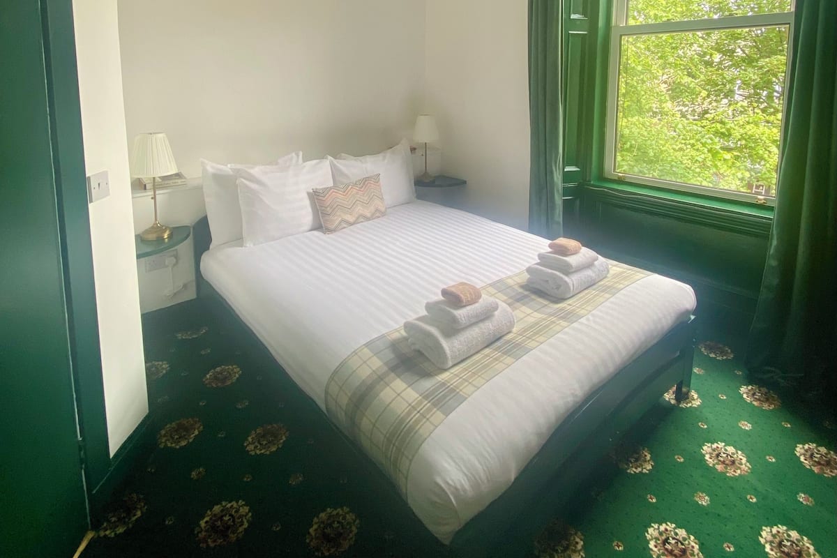 Double Room | Desk, blackout curtains, iron/ironing board, free WiFi