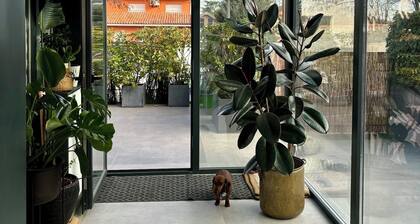 Independent Guesthouse with private terrace. Shared garden & pool.