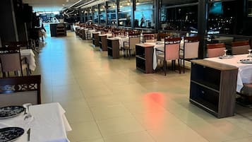 Standard Room | In-room dining