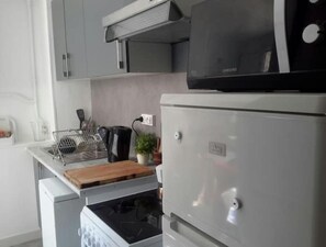 Fridge, microwave, oven, stovetop - Appartement Charmant à la Porte de Paris, à Côté du Parc de la Villette ! (Aubervilliers)