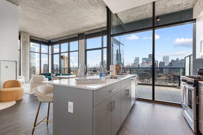 Stylish 2BR Retreat in Fulton Market for Getaways