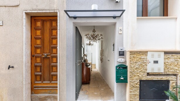 Pintu masuk properti