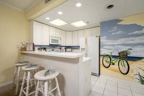 Een magnetron, een vaatwasser