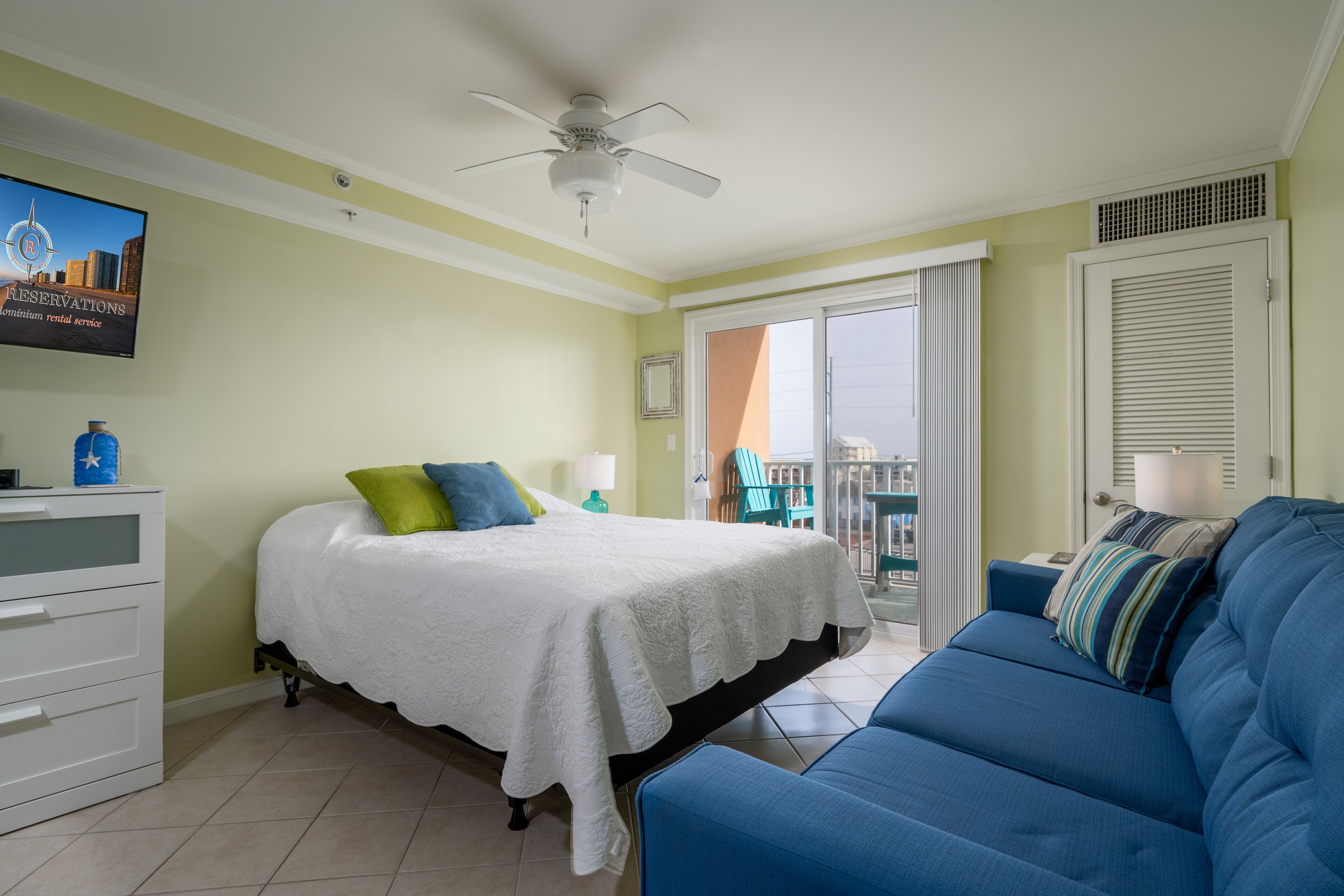 Adorable studio condo, with great location near beach and The Convention Center