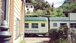 Ein Zug mit der Aufschrift 'RENORD' steht an einem Bahnhof.