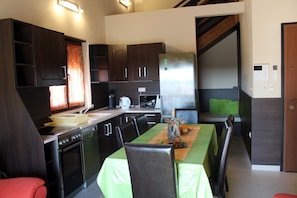 Apartment, 2 Schlafzimmer, Balkon, Stadtblick | Esszimmer