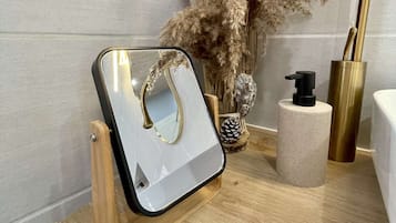 Douche, sĂšche-cheveux