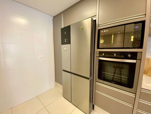 Apartamento Deluxe | Cocina privada | Frigorífico, microondas, horno y utensilios de cocina