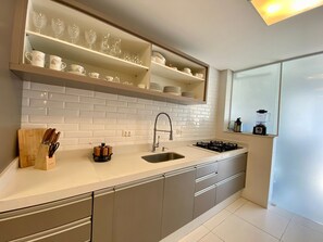 Deluxe Apartment | Private kitchen | Fridge, microwave, oven, cookware/dishes/utensils - Residencial Palm Jumeirah  (Praia Grande)