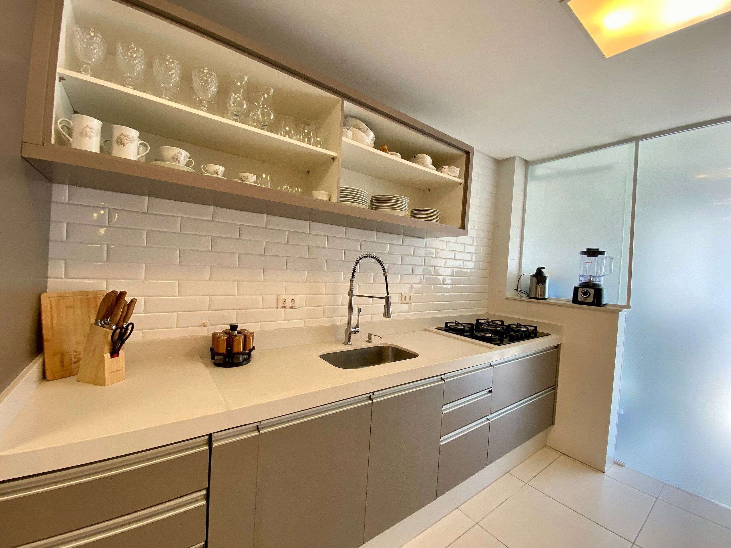 Apartamento luxo | Cozinha privada | Geladeira, micro-ondas, fogão, talheres/pratos/utensílios de cozinha