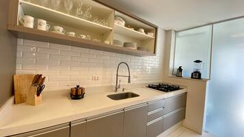 Apartamento luxo | Cozinha privada | Geladeira, micro-ondas, fogão, talheres/pratos/utensílios de cozinha