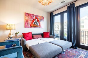 TV connectée, cheminée, livres, médiathèque