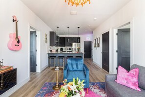 Smart TV, chimenea, libros y biblioteca musical