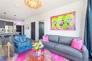 TV connectée, cheminée, livres, médiathèque