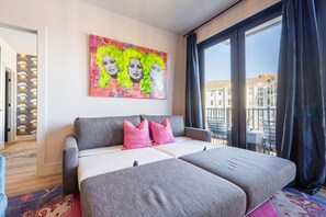 Una Smart TV, una chimenea, libros, una biblioteca de música