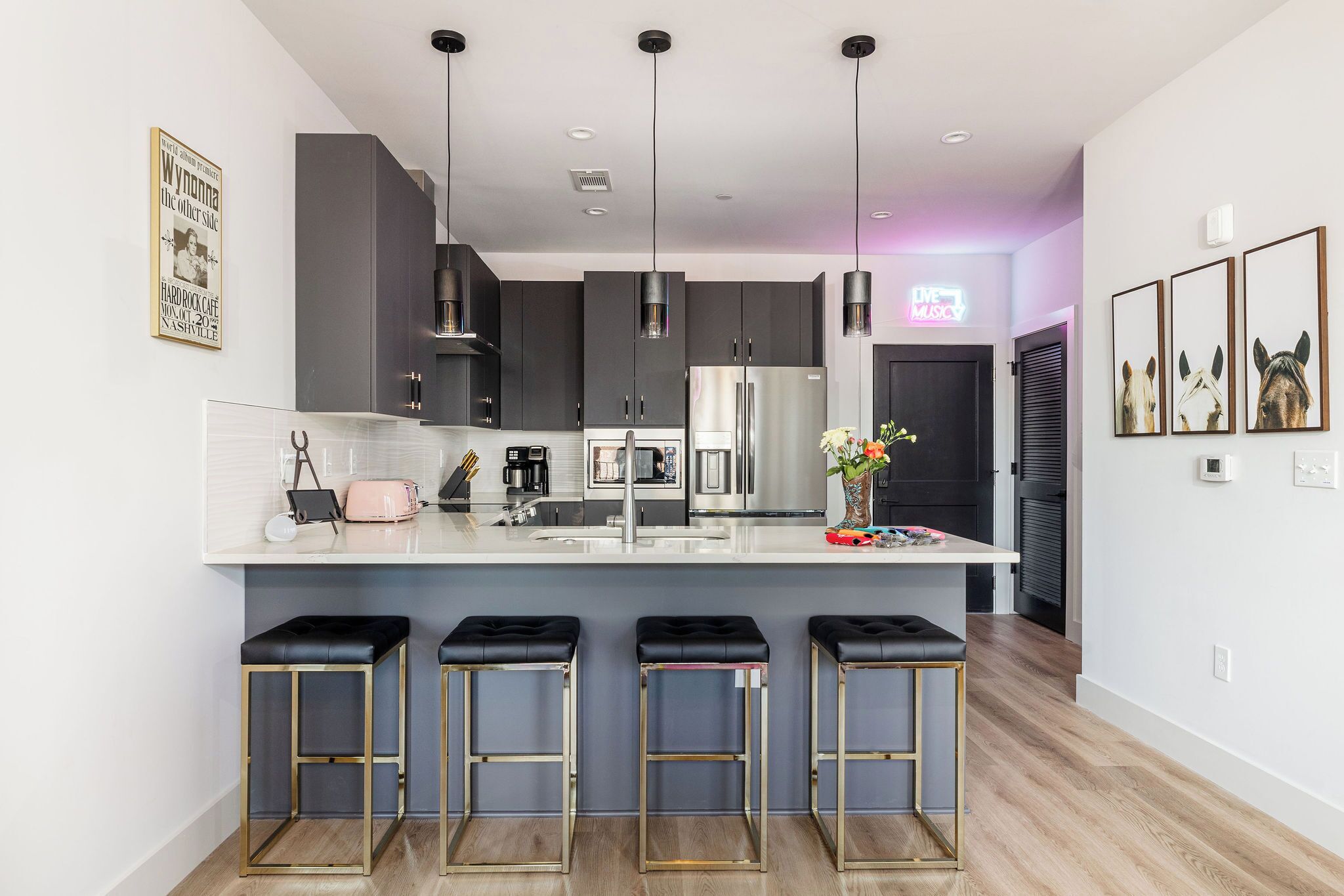 Réfrigérateur, micro-ondes, four, plaque de cuisson