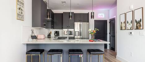 Réfrigérateur, micro-ondes, four, plaque de cuisson