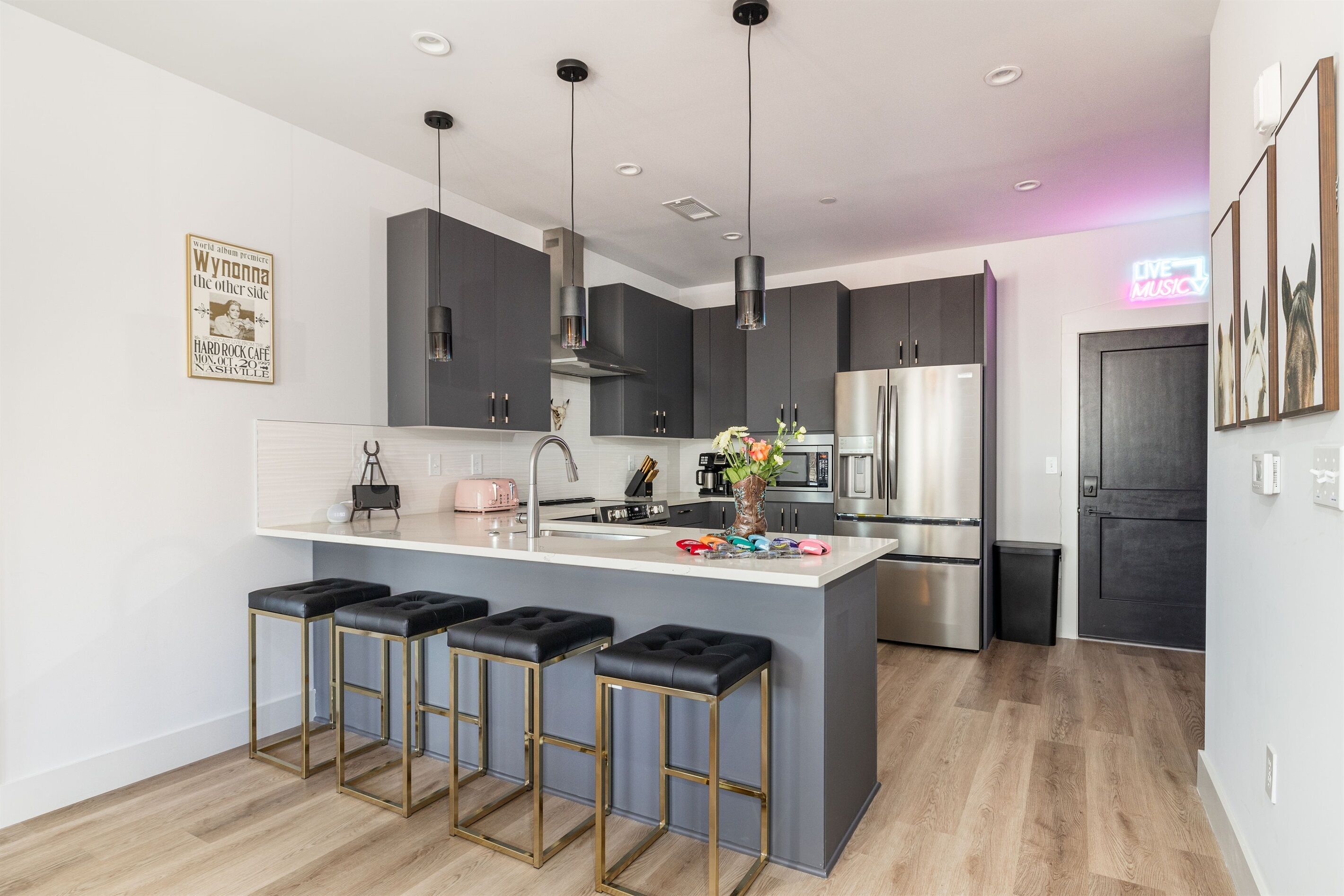 Jääkaappi, mikroaaltouuni, uuni, liesi