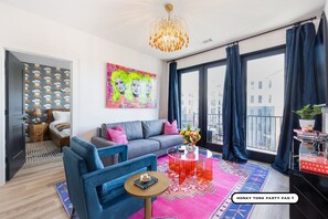 TV connectée, cheminée, livres, médiathèque