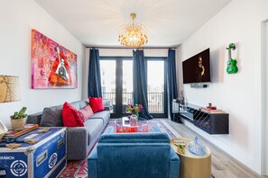 Smart-TV, peis, bøker og musikkbibliotek