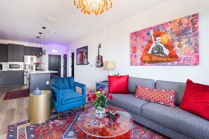 Smart TV, fireplace, books, music library - 4BR Pool & Gym Group Pads · Sleeps 12 · Midtown (Nashville)