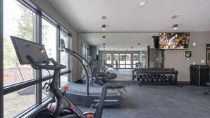 Ein Fitnessstudio mit Laufbändern, Ergometer und Kurzhanteln.
