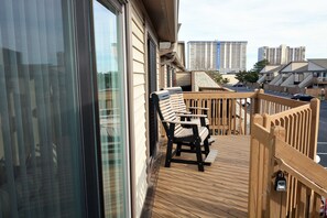 Property grounds - Newly renovated 2-bedroom condo with WiFi and indoor/outdoor pools located uptown and only 2 blocks to the beach! (Ocean City)