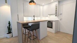 Frigorifero, microonde, forno, piano cottura