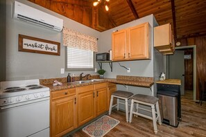 Fridge, microwave, oven, stovetop - Lake Front Cabin Bring Your Dogs and Kids - Floral City (Floral City)
