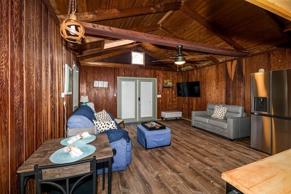 Smart TV - Lake Front Cabin Bring Your Dogs and Kids - Floral City (Floral City)