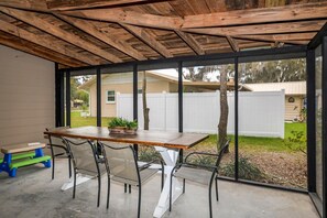 Outdoor dining - Lake Front Cabin Bring Your Dogs and Kids - Floral City (Floral City)