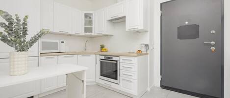 Réfrigérateur, micro-ondes, four, plaque de cuisson