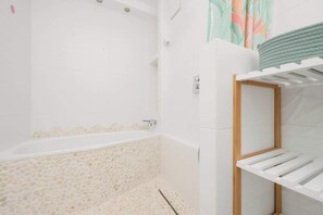 Shower, hair dryer, soap, shampoo - Al. Gen. W. Sikorskiego 9C | Sunny Studio (Warszawa)