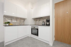 Fridge, oven, stovetop, dishwasher - Al. Solidarności 60B | Trendy Apartment | Parking (Warszawa)