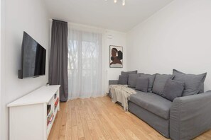 TV - Al. Solidarności 60B | Trendy Apartment | Parking (Warszawa)