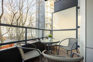 Outdoor dining - Al. Solidarności 60B | Trendy Apartment | Parking (Warszawa)
