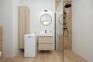 Dusche, Haartrockner, Handtücher, Shampoo