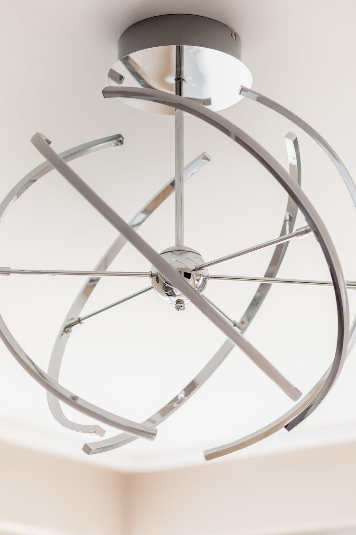En taklampa med en metallisk, cirkelformad design.