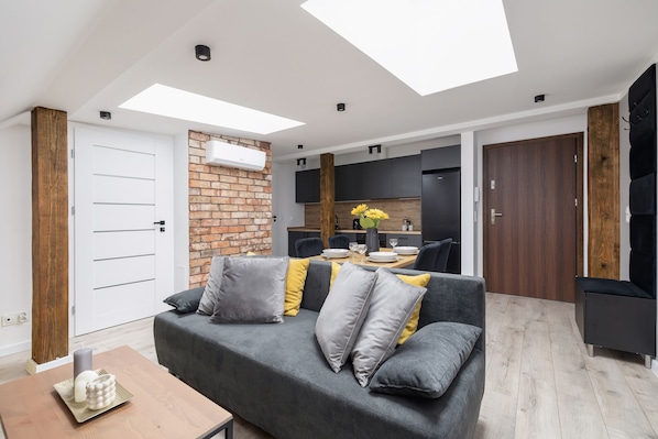 1 bedroom, bed sheets - Kościuszki With A/C Katowice by Renters (Katowice)