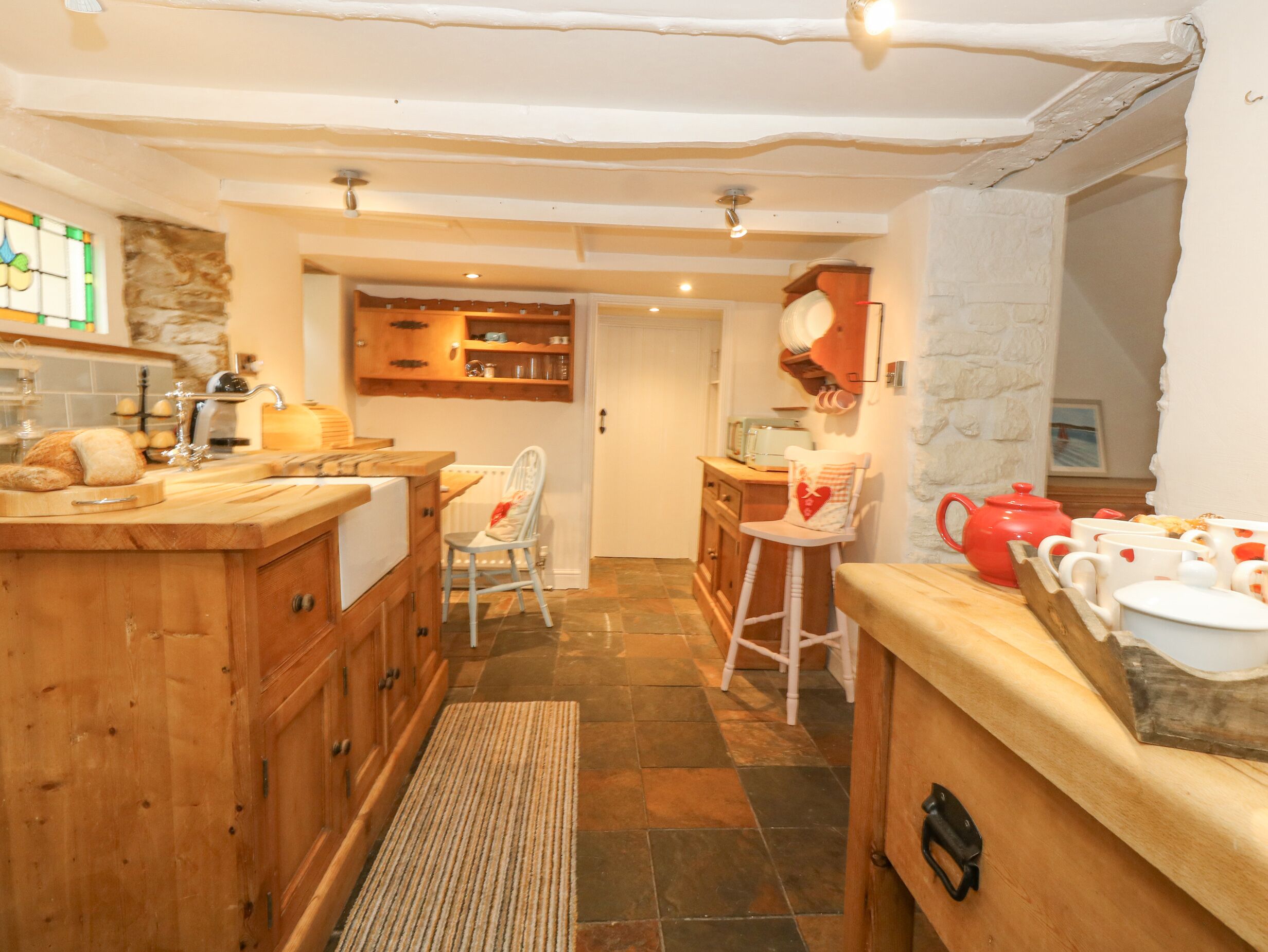 Electric kettle, toaster, cookware/dishes/utensils