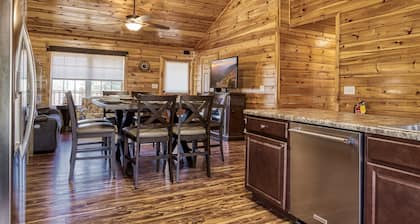 Mountain View Chalet Pool Table Theater Room Internet Hot Tub-Convenient toPrkwy