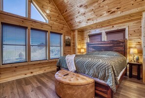 4 soverom, strykejern/-brett, internettilgang og sengetøy