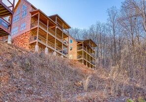 Exterior - 24 Hour View-Mountain Pigeon Forge Downtown Views- Convenient-HotTub-Pool Table (Sevierville)