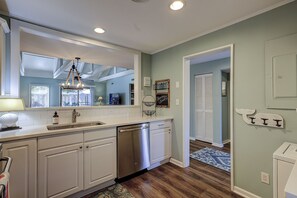 Fridge, microwave, dishwasher, coffee/tea maker - Updated Luxury 2 BR condo King Queen Private Deck Bikes & Beach Gear included (Hilton Head Island)